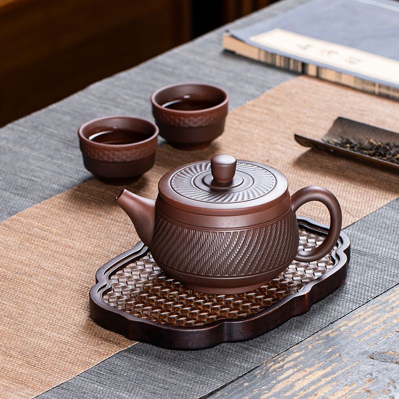 經典傳承・匠心打造｜【大師純手工紫陶鳳鳴壺】復古跳刀紋漢瓦壺（一壺兩杯）・黃金大容量300cc + 球孔過濾，鳴音設計顯格調